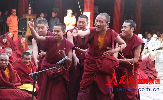 组图:8名藏传佛教僧人晋升格西拉让巴学位- 中国日报网