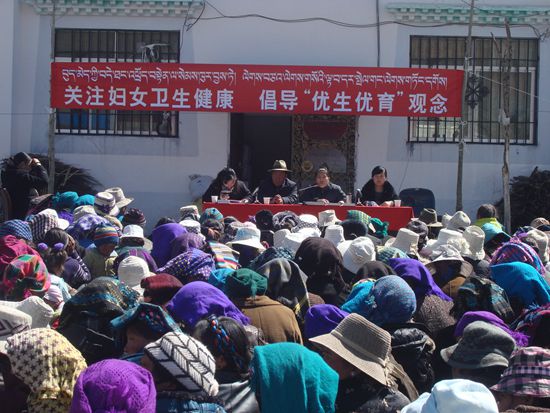 母亲健康快车为山南农村妇女送健康送服务