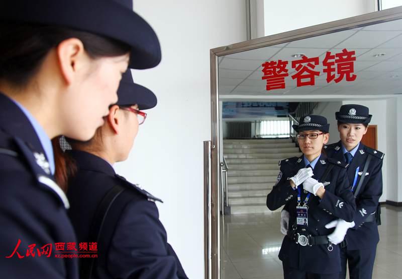 组图:格桑花绽放拉萨车站 <em>女警</em>为旅客排忧解难