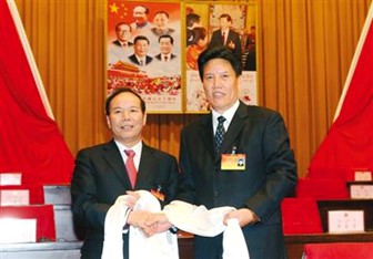西藏自治区十届人大五次会议举行第四次全体会议