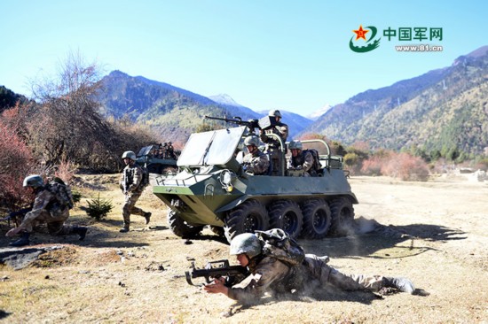 西藏军区组织高寒地区山地突击演练 锤炼战斗力