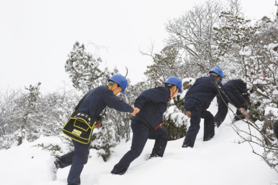 雪山顶巡线行电力工作人员检修电路速写