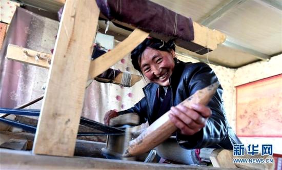 茶馆里的笑声――西藏一个偏远贫困村的喜悦
