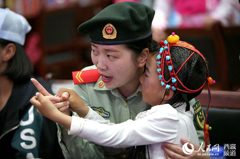 西藏公安边防官兵看望慰问福利院儿童