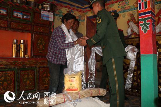 西藏：扶贫暖人心 军民一家亲