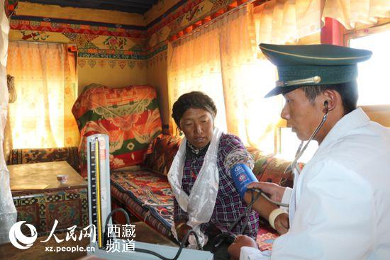 西藏：扶贫暖人心 军民一家亲