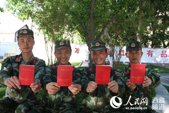 武警西藏总队后勤仓库“热捧”《士官手册》