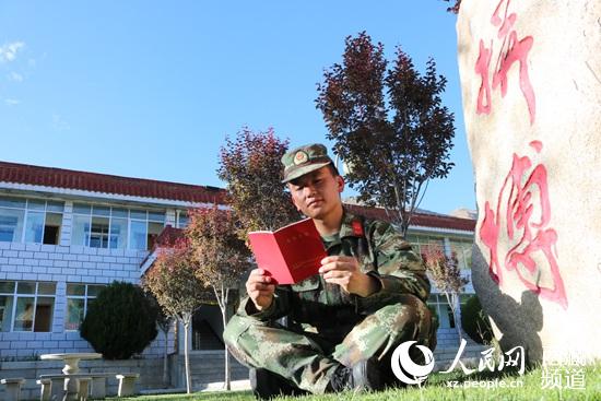 武警西藏总队后勤仓库“热捧”《士官手册》
