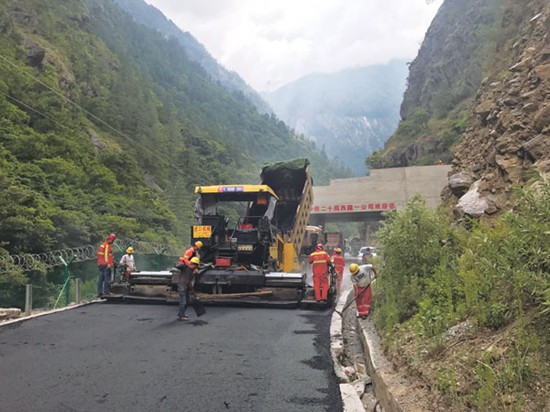 西藏吉隆镇至口岸段预计7月中旬路面铺设完成