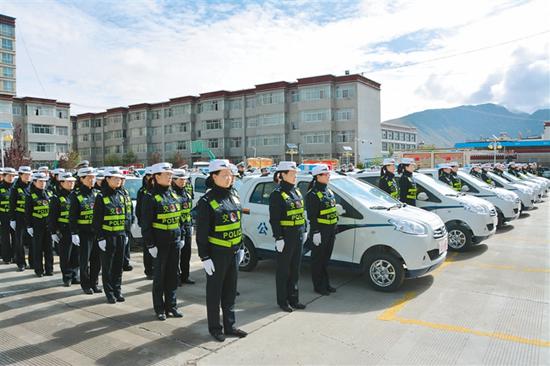 西藏日喀则公安局交警支队举行警用巡逻车授车仪式