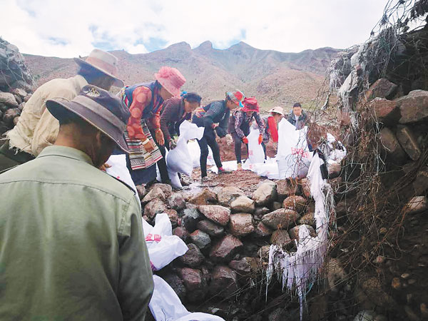 驻上白玛村工作队积极带领全村群众通水渠