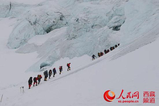 巅峰之恋——世界首对登山者情侣珠峰顶峰求婚