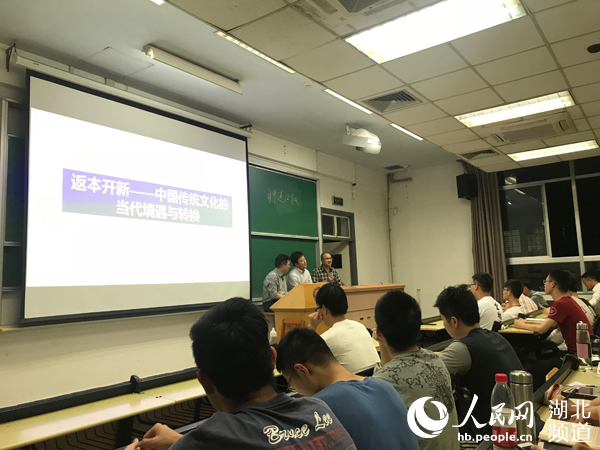 华中科技大学思政课:入脑更入心 很红也很炫