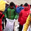 給最高峰來個大掃除給最高峰來個大掃除，今年以來，西藏採取多項措施清運回收珠峰地區的垃圾。 