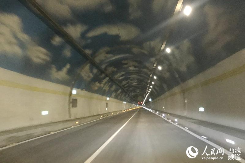 世界上海拔最高的特长公路隧道--米拉山隧道正