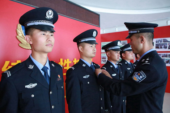 7月1日,西藏吉隆出入境边防检查站监护中队党支部组织新党员佩戴党徽