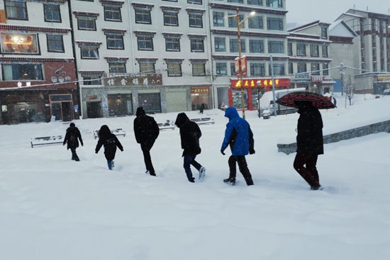 日喀则市聂拉木县城,人们在雪中艰难行走.加布摄
