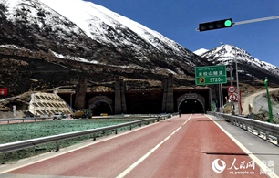                                                             世界上海拔最高的特長公路隧道——米拉山隧道正式建成通車                                                                                     4月26日，林拉高等級公路米拉山隧道建成雙向通車，林芝至拉薩的距離縮短409.2公裡，單程時間僅需5小時，比以往減少近一半的時間，這也標志著林拉高等級公路也全線通車。                                【詳細】                            