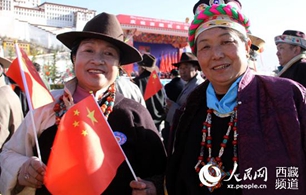                                                             春天裡的盛世雪域歡歌——西藏民主改革60周年慶祝大會拉薩召開                                                                                     三月末的拉薩桃紅柳綠，春意正濃。3月28日上午10點，萬余名身著節日盛裝的各族群眾手揮著國旗和彩帶，匯聚在布達拉宮廣場上，熱烈慶祝西藏民主改革60周年。                                【詳細】                            