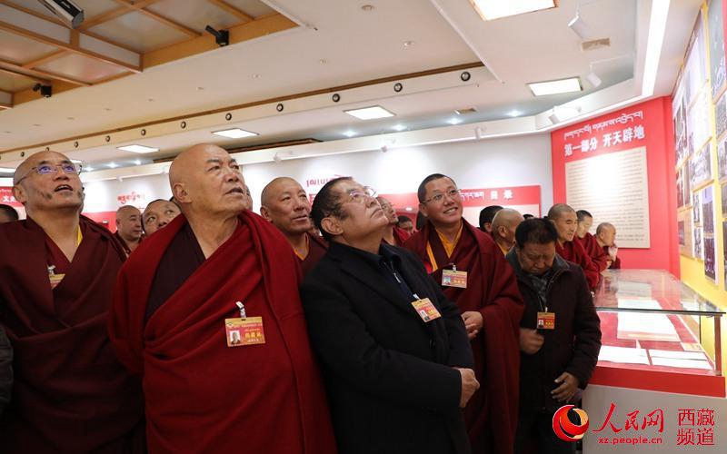 政協委員參觀西藏自治區政協成立60周年主題展