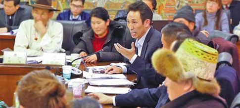 西藏政協十一屆三次會議的委員們認真討論各項工作報告