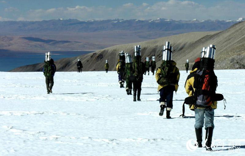在纳木那尼峰运送冰芯。图片由中科院青藏所提供