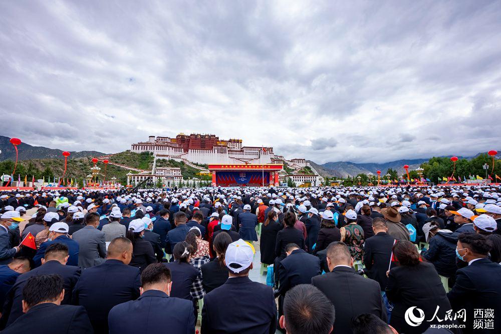 8月19日10时，庆祝西藏和平解放70周年大会在拉萨市布达拉宫广场隆重举行。徐驭尧 摄