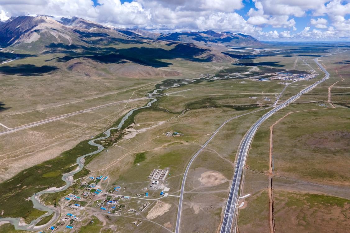 首条连接拉萨和藏北草原的高速。图由西藏自治区交通运输厅提供