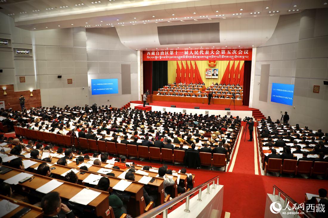 西藏自治区第十一届人民代表大会第五次会议举行第二次全体会议现场。人民网 次仁罗布摄