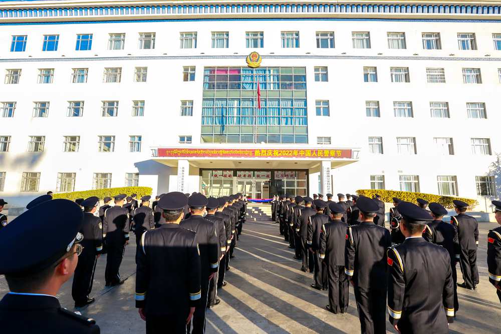 拉萨铁路警方举行2022年中国人民警察节宣誓仪式。胡安鹏摄