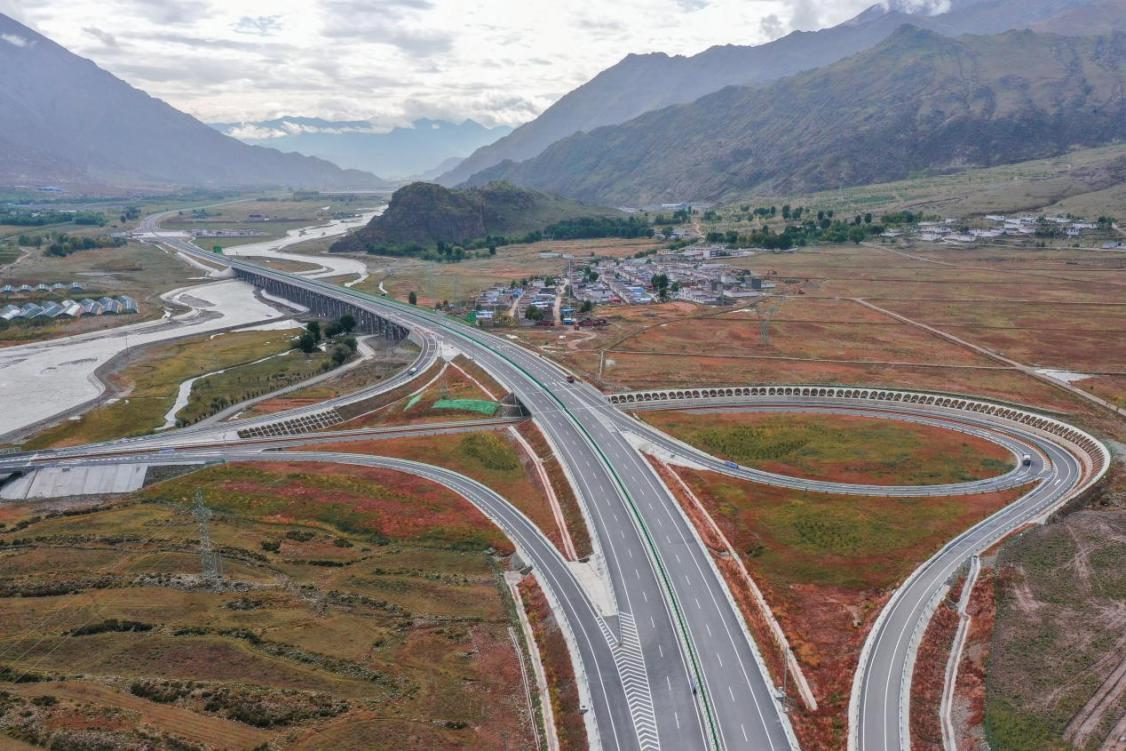 那拉高速公路。图片由西藏自治区交通运输厅提供