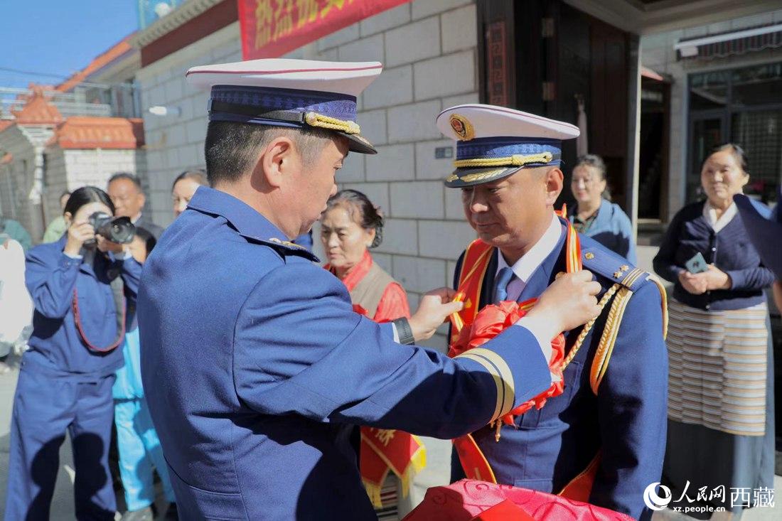 西藏消防救援总队政委胡东宁代表总队党委向达娃次仁授予奖章。人民网 次仁罗布摄