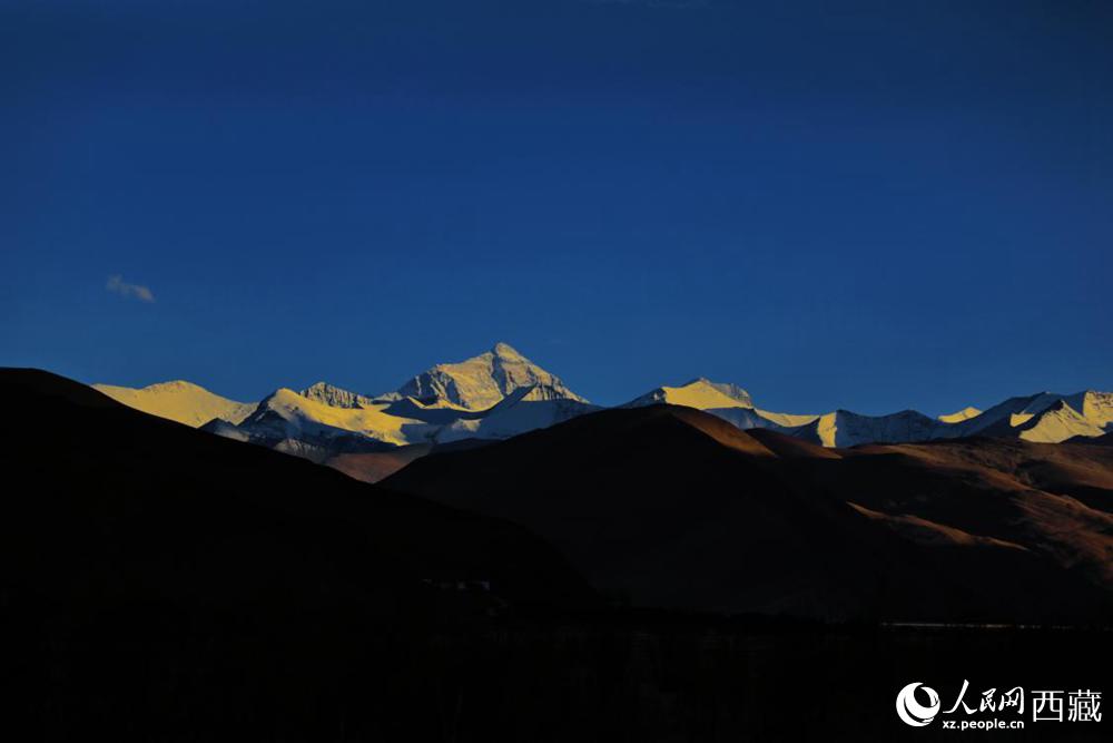 夕阳西下，珠穆朗玛峰被染上了金色。