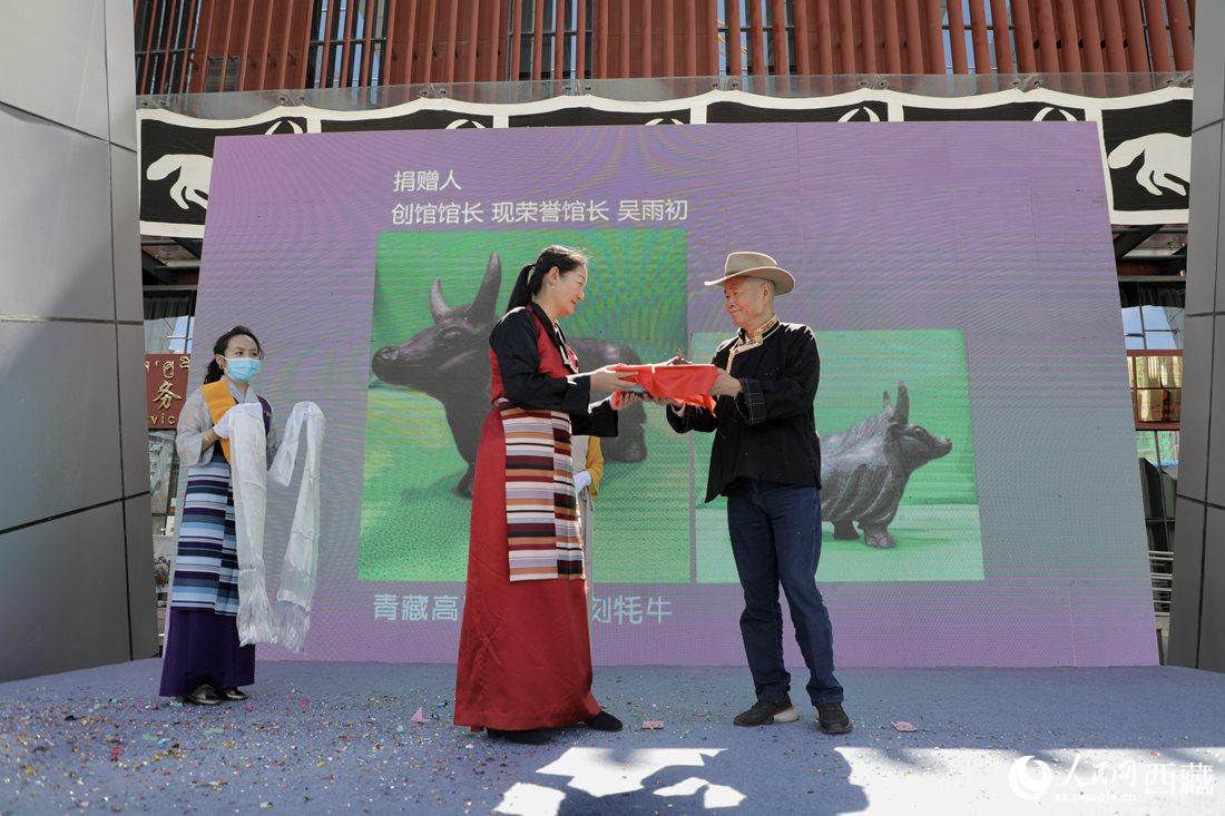 西藏牦牛博物馆创馆馆长、现荣誉馆长吴雨初为西藏牦牛博物馆捐赠玉石牦牛雕刻作品。人民网 次仁罗布摄