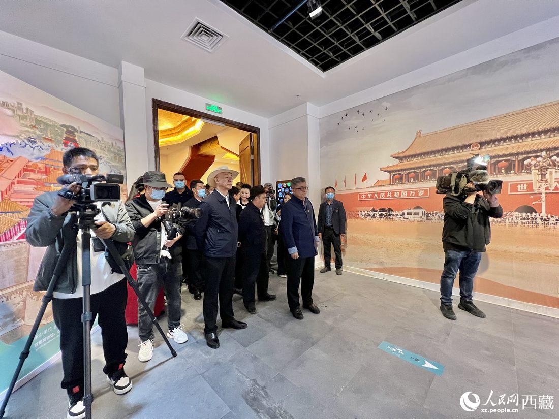参观《“读城――大美北京”西藏巡展》展厅。 人民网 次仁罗布摄