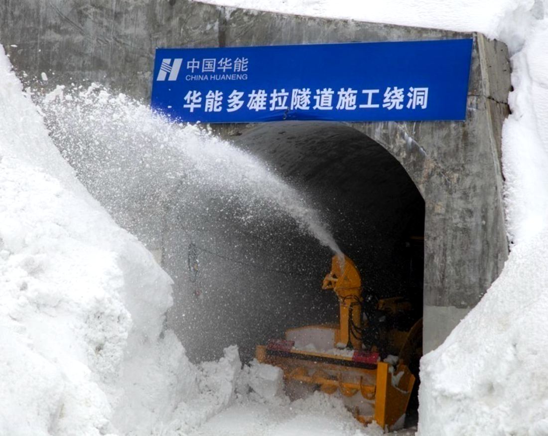 2020年3月24日，抛雪设备在多雄拉隧道绕洞出口进行除雪作业。董志雄 摄
