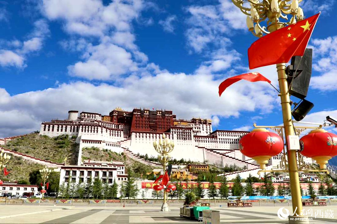 西藏拉萨市布达拉宫广场举行升旗仪式。人民网 次仁罗布摄