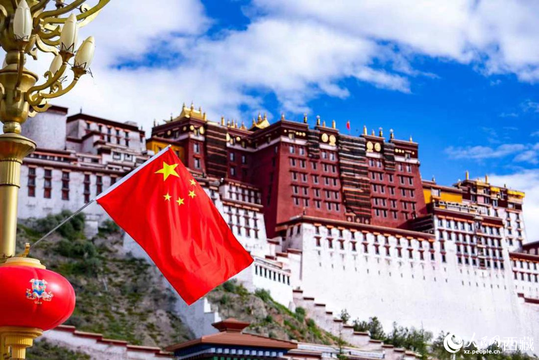 西藏拉萨市布达拉宫广场举行升旗仪式。徐驭尧摄