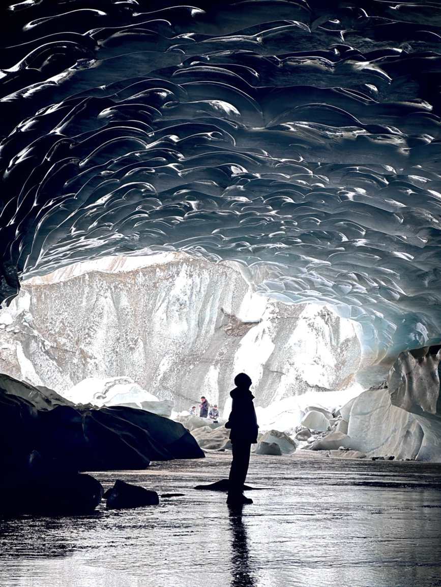 贡嘎冰洞内景观。