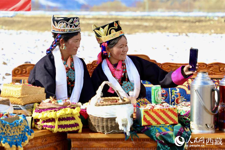村民穿着节日盛装在春耕仪式上。人民网 次仁罗布摄