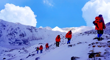 国家高山救援拉萨大队21名队员成功登顶海拔6010米洛堆峰