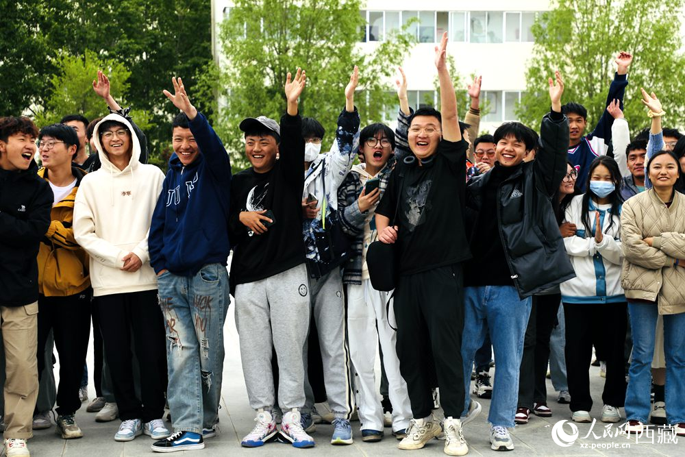 学生踊跃参加活动。人民网 次仁罗布摄