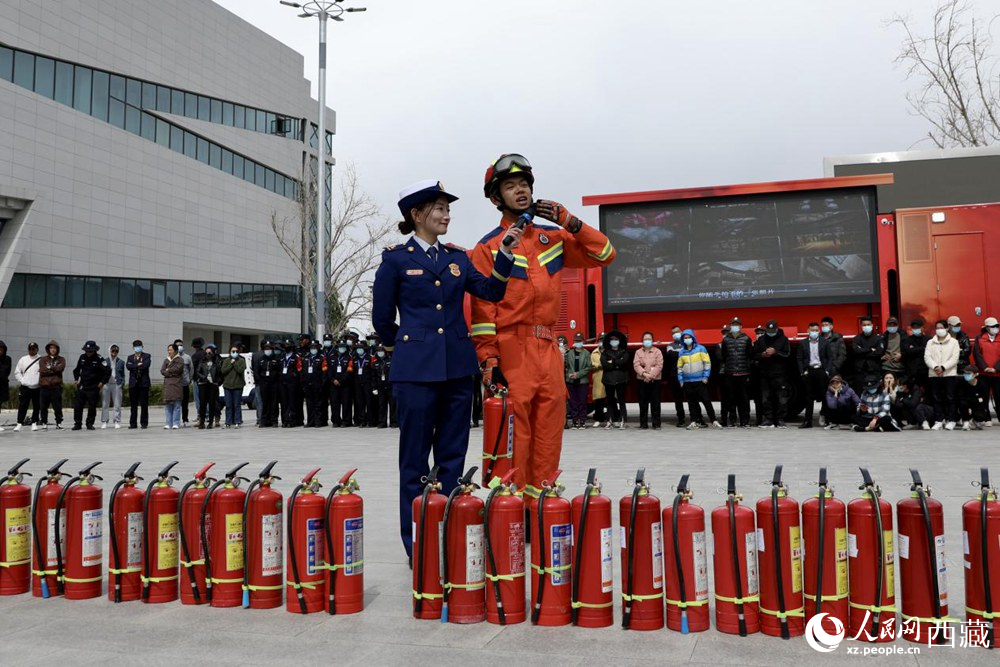 向师生现场讲解消防相关知识。人民网 次仁罗布摄