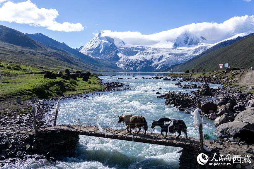 西藏萨普雪山 一幅自然山水勾勒出的唯美画