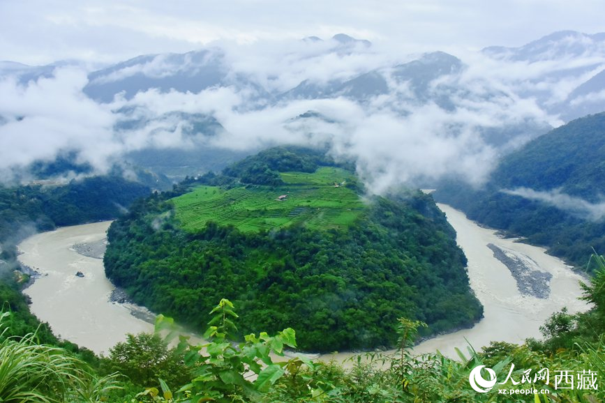 雲海裡的果果塘大拐彎。人民網 李海霞攝