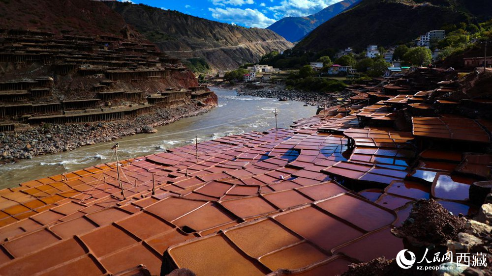西藏昌都市芒康县纳西民族乡拍摄的古盐田。人民网记者 次仁罗布摄