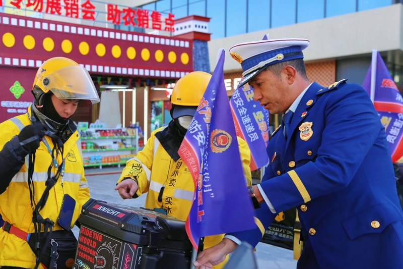 西藏拉萨：骑手化身为“消防安全速递员”