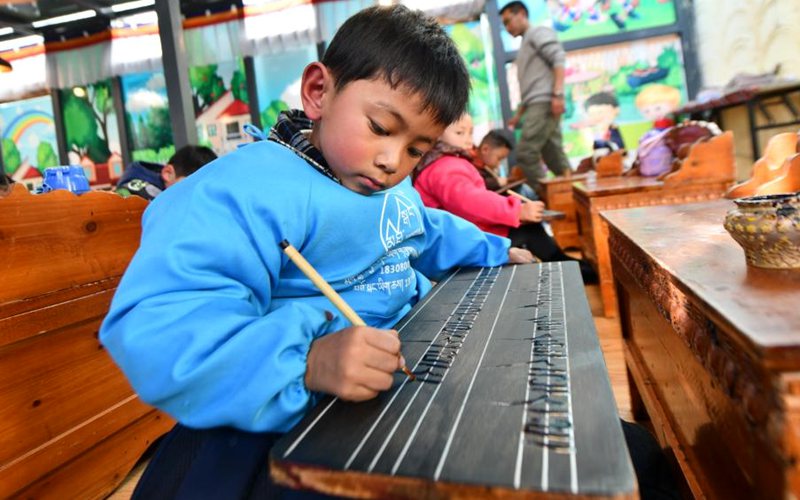 西藏：兴趣班内练藏文书法