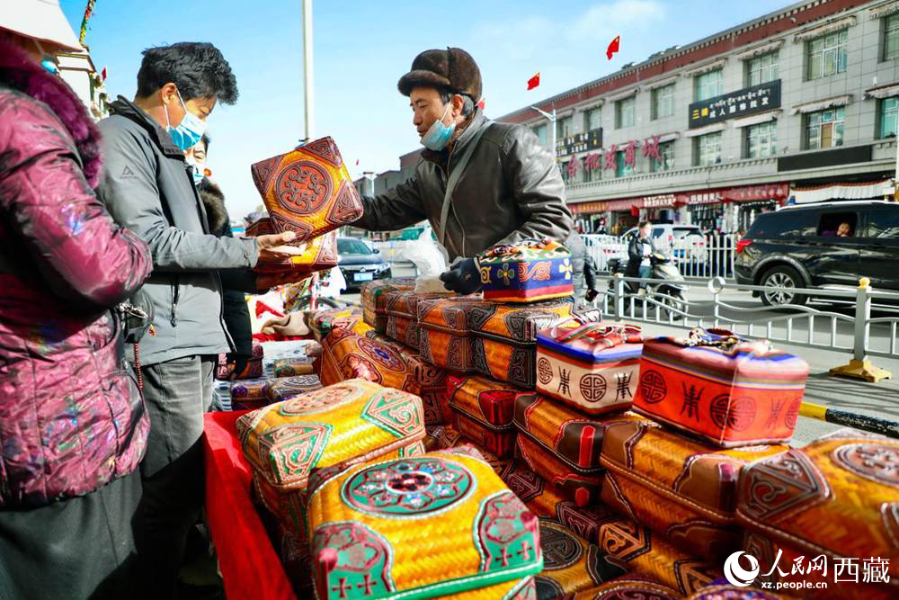 顾客正在购置充满民族特色的年货。