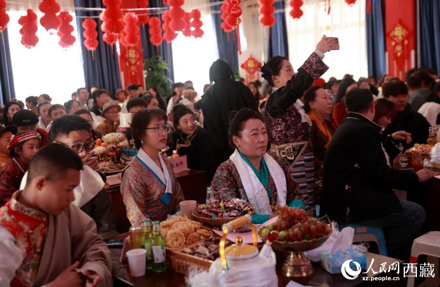 新年，妈妈和孩子欢聚一堂。人民网 李海霞摄